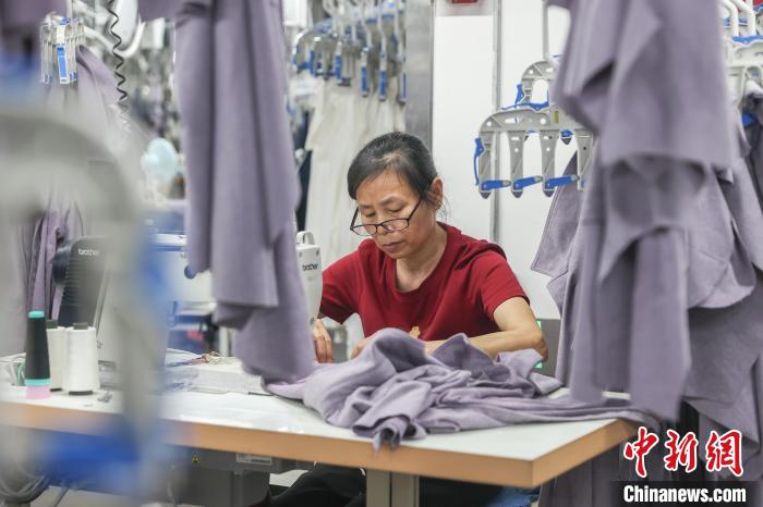 江西南昌:針織服裝企業趕制出口訂單忙